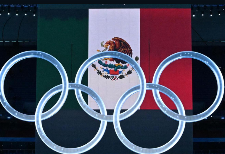 Bandera de México detrás del logo de los Juegos Olímpicos 