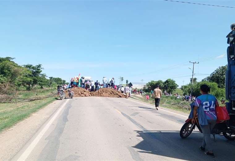 Pobladores bloquean la carretera a Trinidad/Foto: Néstor Lovera