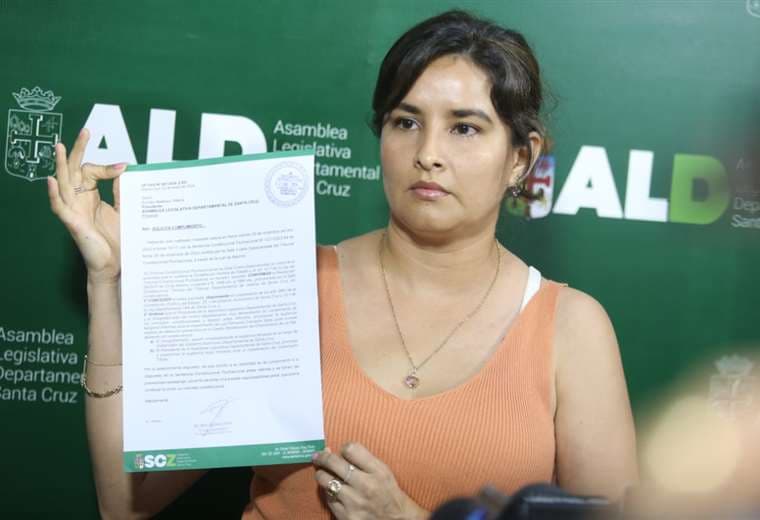 Aguirre mostró la carta que envió el vicegobernador. Foto: Fuad Landívar