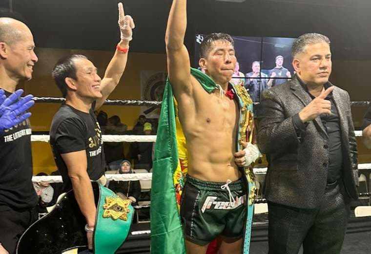 Marcos Vásquez con el cinturón de campeón y la bandera boliviana. Foto: Internet