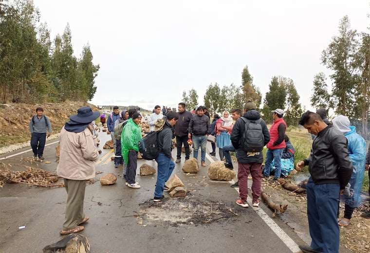 Bloqueo de caminos realizado por afines al 'evismo'. Foto: Rrss