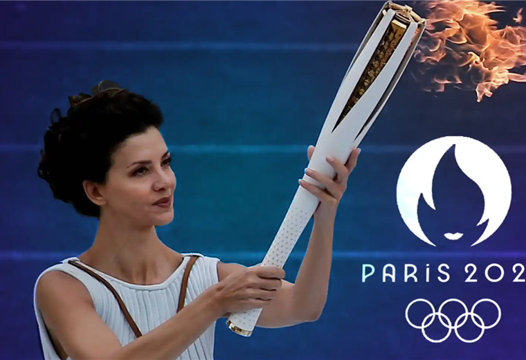 La llama olímpica y el logo de París 2024, en un fotomontaje.
