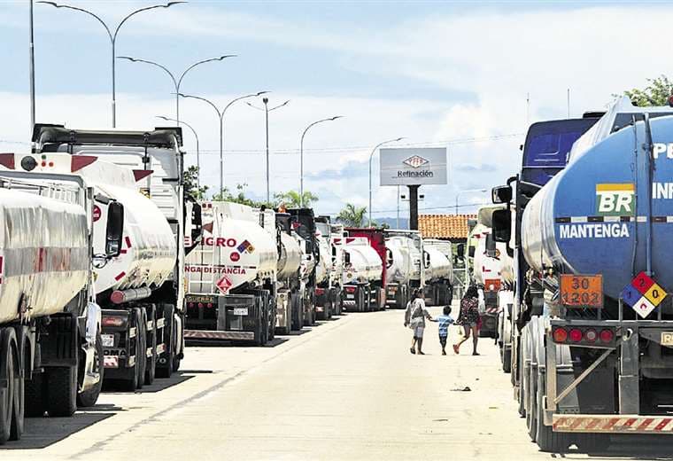 Camiones cisternas en el ingreso a YPFB /Foto: Fuad Landívar