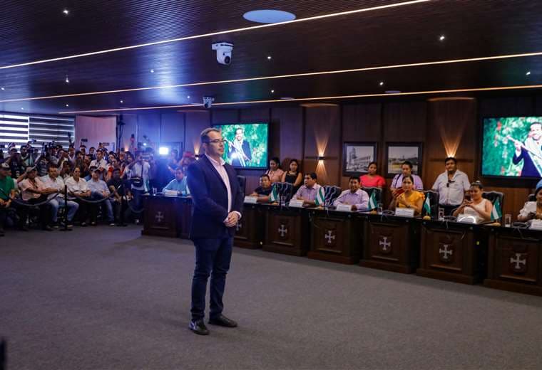 Mario Aguilera es posesionado como gobernador en suplencia. Foto ALD