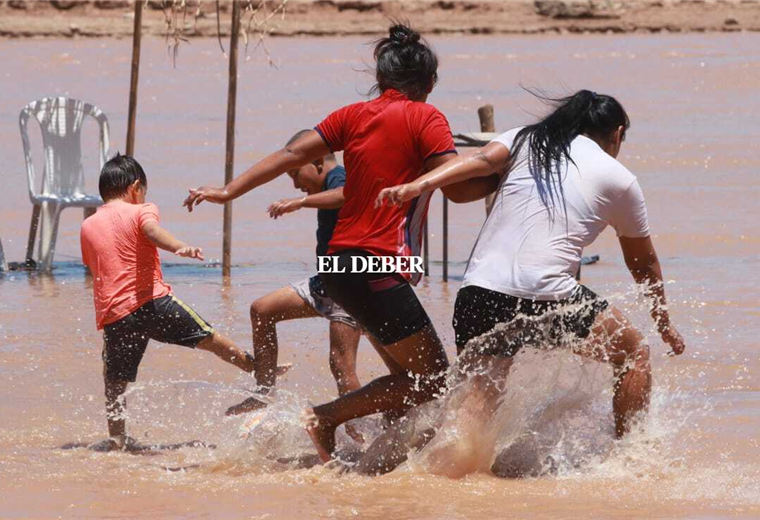 Muchas familias llegaron hasta el río Piraí para refrescarse. Fotos. Juan Carlos Torrejón 