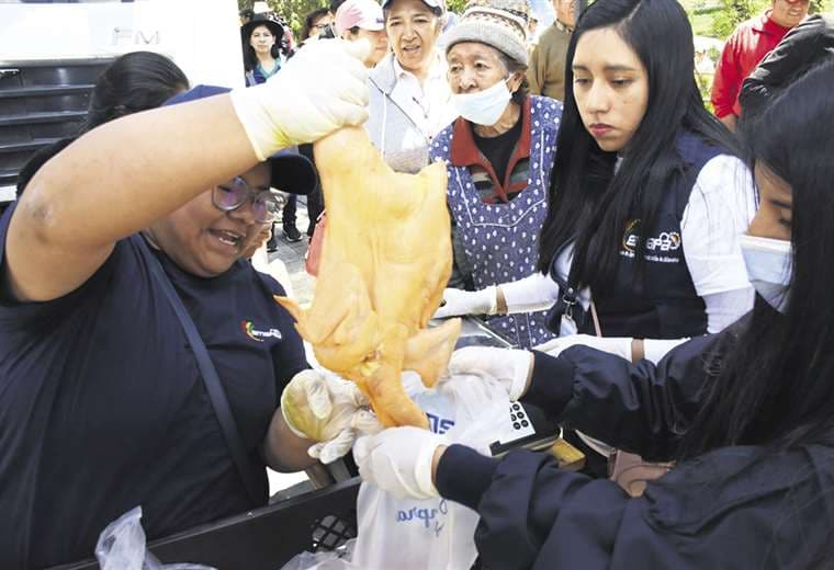 Unidades móviles de Emapa vendieron la carne de pollo a Bs 13,5 en La Paz/Foto: APG