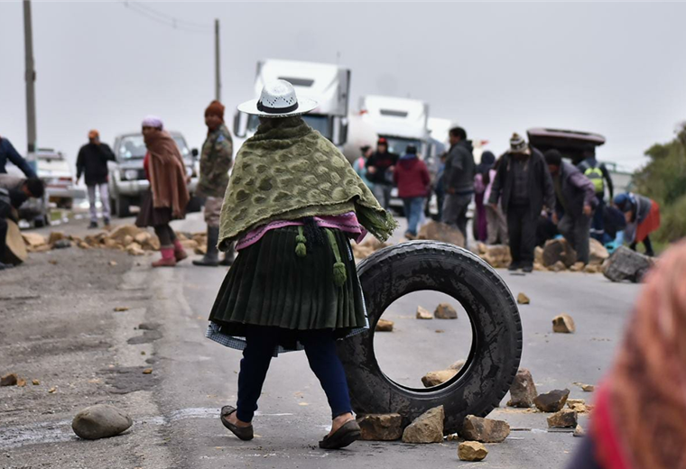 Pobladores de Colomi bloquean la nueva ruta Santa Cruz – Cochabamba. Foto. APG 