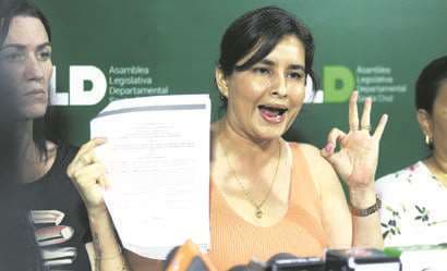 La asambleísta Paola Aguirre muestra la nota del vicegobernador / Foto: Fuad Landívar