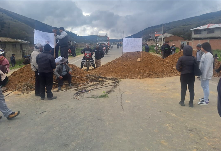 Pobladores de Colomi y Tiraque bloquean ruta Santa Cruz – Cochabamba 