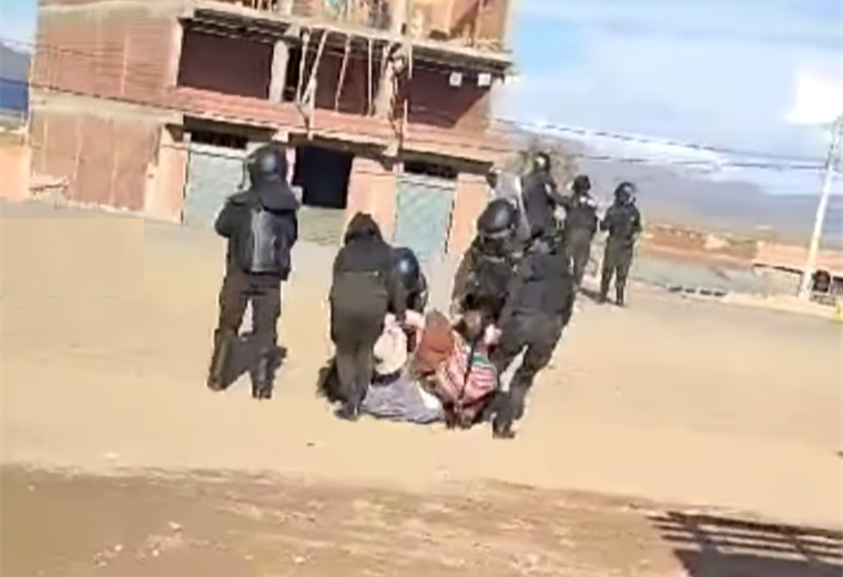 Cuatro Policías llevan arrestada a una mujer de pollera en Caracollo 