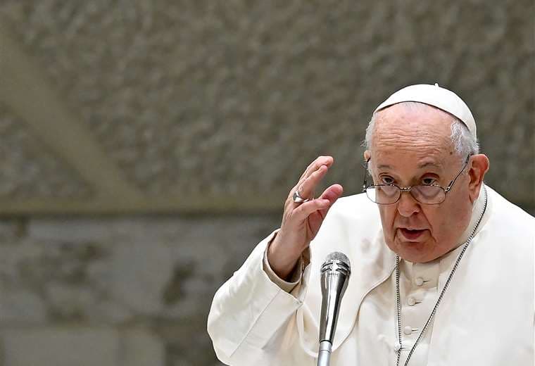 El papa Francisco aprobó la bendición de parejas "irregulares" / Foto: AFP /