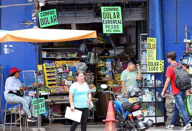 La compra de dólares es muy requerida en el mercado paralelo /Foto: Fuad Landívar 