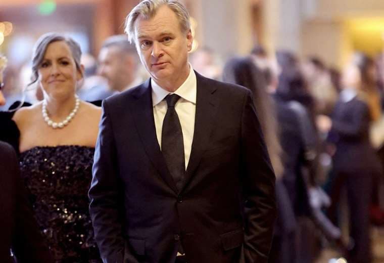 Christopher Nolan antes de ingresar a la gala de la premiación / Foto: AFP