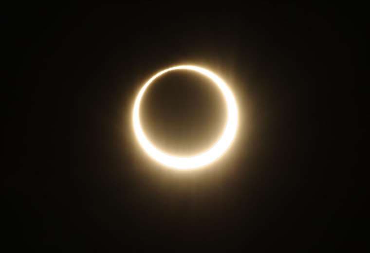 Qué es un eclipse "anillo de fuego" como el que se verá desde Chile y Argentina este 2 de octubre