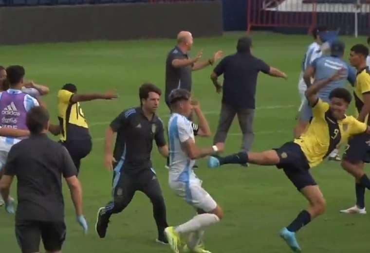 Batalla campal entre dos selecciones que jugarán el Sudamericano Sub-15 en Santa Cruz (video)