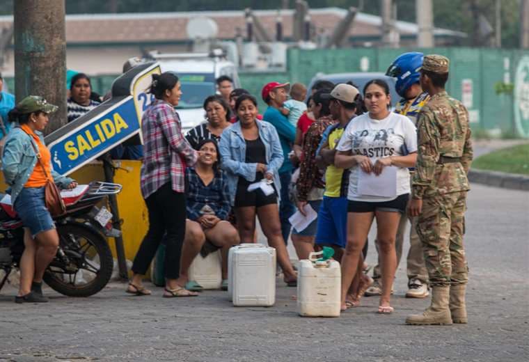 En Warnes, este martes se formaron filas para comprar gasolina/Foto: Ricardo Montero