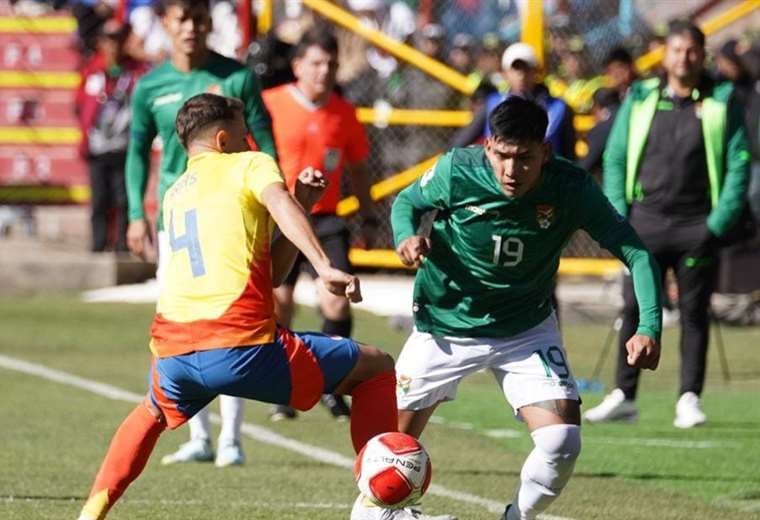 El boliviano Jeyson Chura elude la marca de Santiago Arias. Foto: APG Noticias