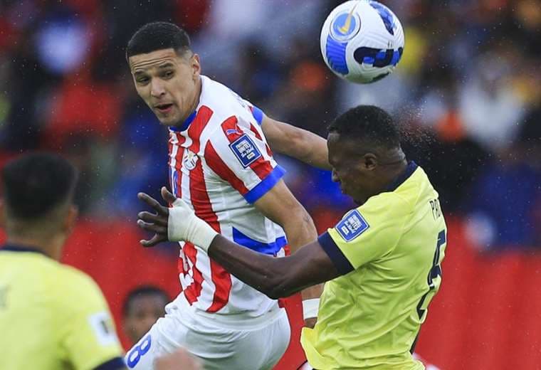 Willian Pacho (dcha.) de Ecuador disputa el balón con Alex Arce. Foto: EFE