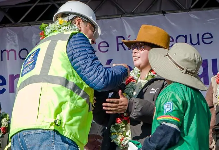 Arce inicia construcción de dos puentes en El Alto, 11 años después de que se lo pidieron 