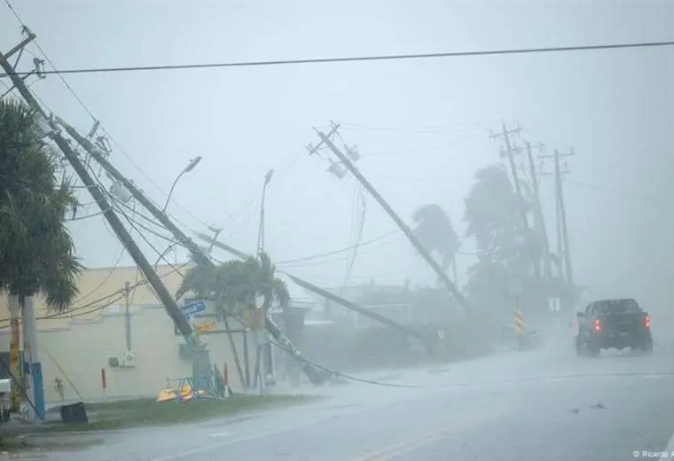 Huracán Milton baja a categoría 2 en Florida y causa inundaciones