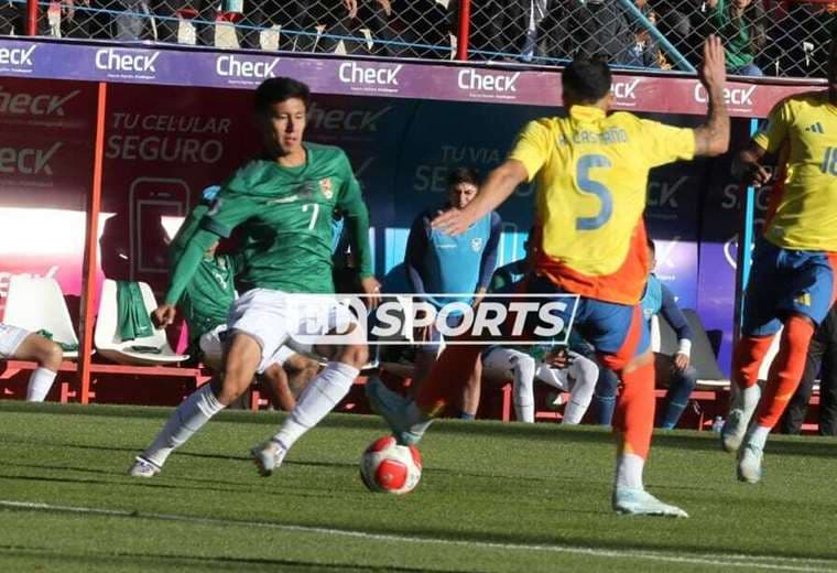 Miguelito, preparando la zurda para luego marcar un golazo. Foto: Fuad Landívar