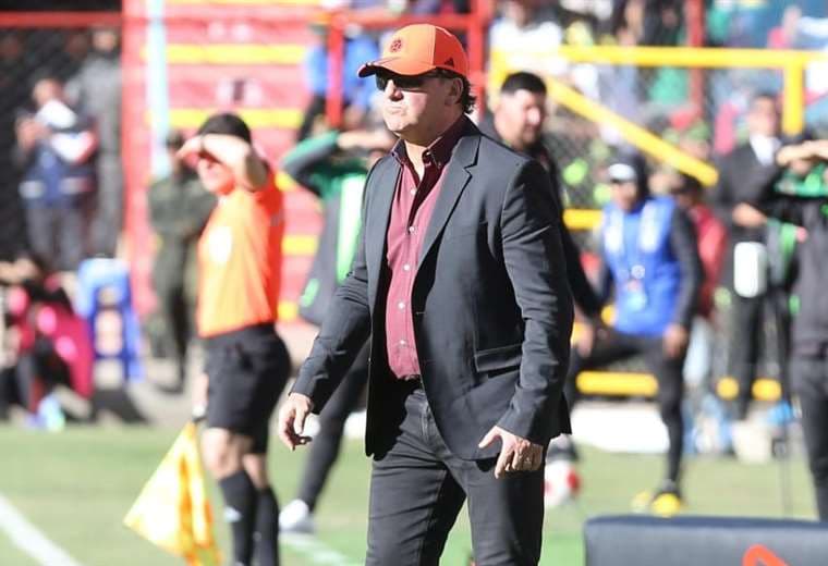 Néstor Lorenzo dirigiendo en estadio de Villa Ingenio en El Alto. Foto: Fuad Landívar