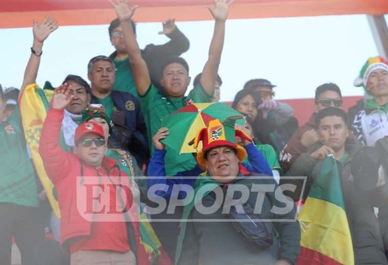 Bolivia goza del apoyo de su hinchada en Villa Ingenio. Foto: Fuad Landívar