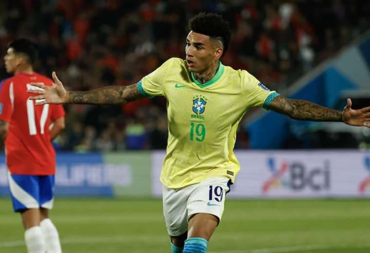 Igor Jesús Maciel da Cruz de Brasil celebra su gol ante Chile. Foto: EFE