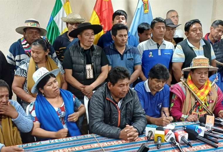 Sentado al lado derecho de Evo Morales, fue la última vez que se le vio 