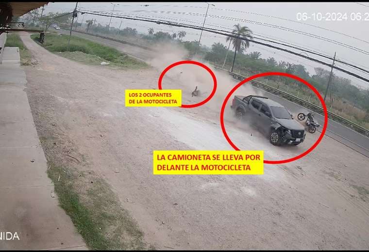 Chofer de camioneta embiste una motocicleta y huye dejando abandonados a sus ocupantes