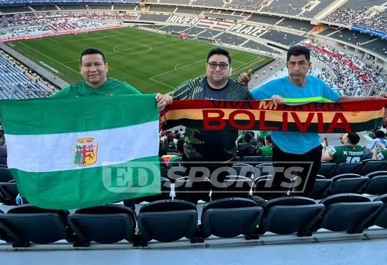 Hinchas bolivianos en el estadio Monumental de River. Foto: Josué Paredes