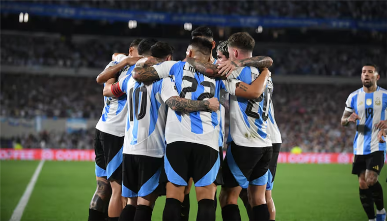 Messi abraza a sus compañeros tras marcar ante Bolivia. Foto. Internet 