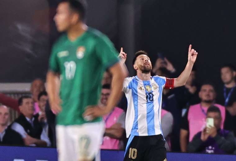 Bolivia no fue ni la sombra de otros partidos y Messi celebra su gol. Foto: EFE