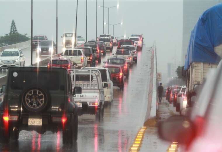 La lluvia provocó embotellamientos e inundó algunas vías en la capital cruceña