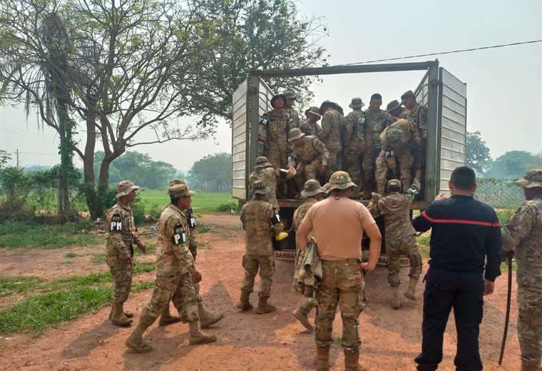 Despliegan un contingente militar para el monitoreo en zonas de incendio en Urubichá