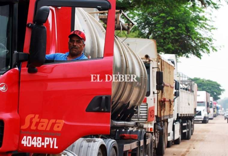 Camiones hacen fila para conseguie combustible. Foto: Ricardo Montero