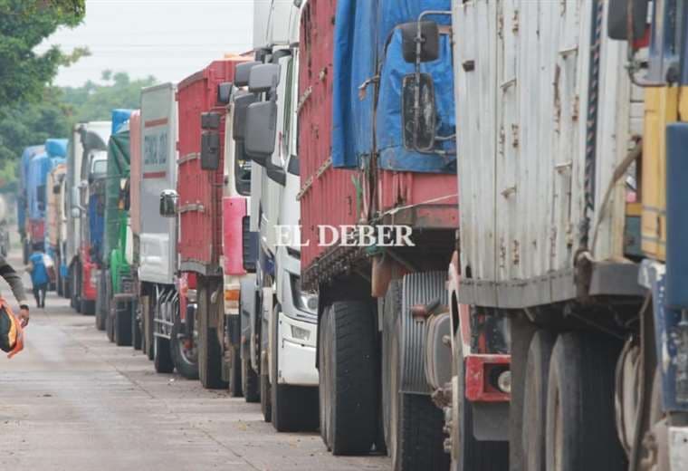 Camiones hacen fila para conseguie combustible. Foto: Ricardo Montero