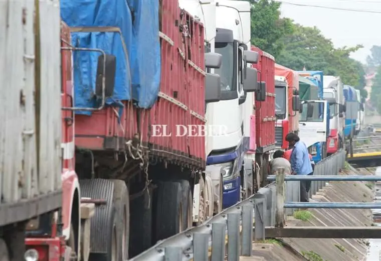 Camiones hacen fila para conseguie combustible. Foto: Ricardo Montero