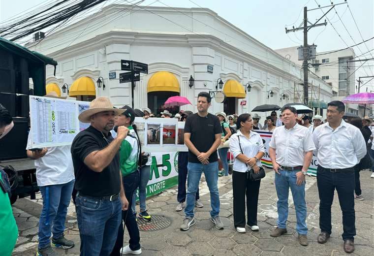 Marcha de médicos llega al Concejo Municipal en busca de respuestas por la crisis de salud