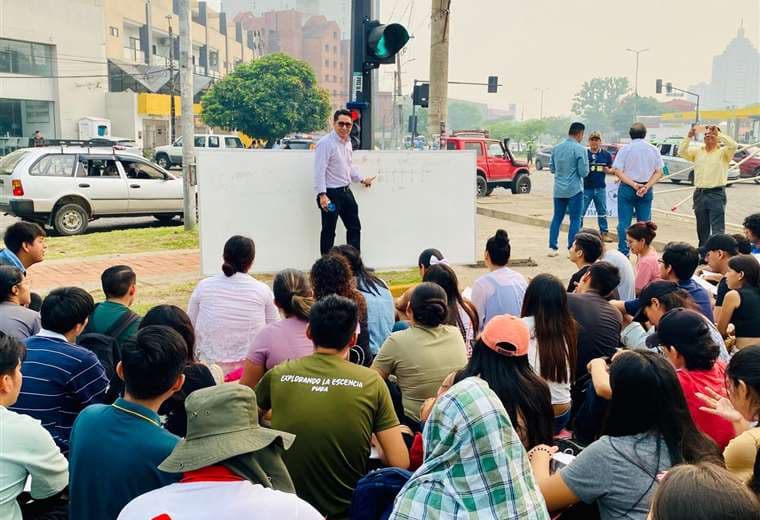 La Uagrm saca sus pupitres y pizarras a la calle para protestar contra la falta de presupuesto 