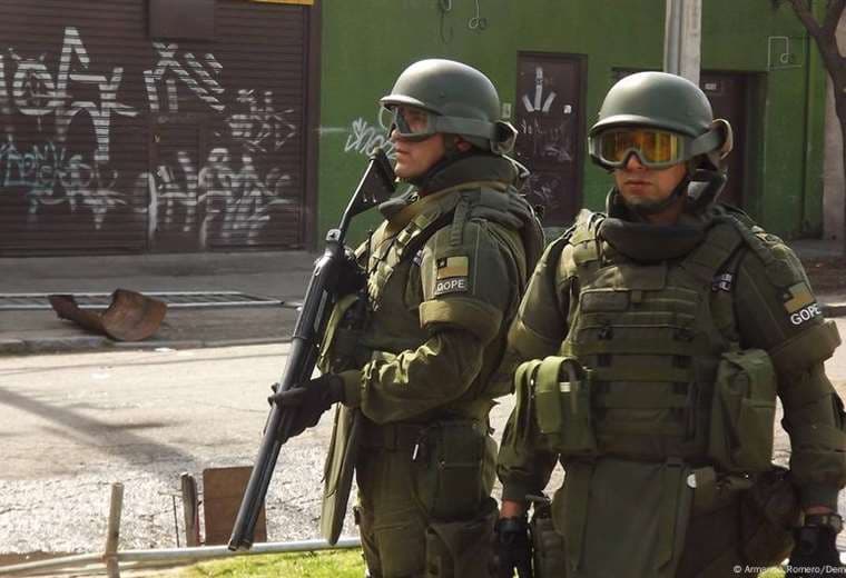 Tribunal prohíbe a ex jefes de Carabineros salir de Chile