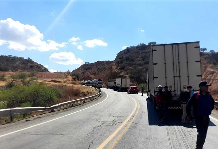 Vehículos varados por los bloqueos de las carreteras en el país