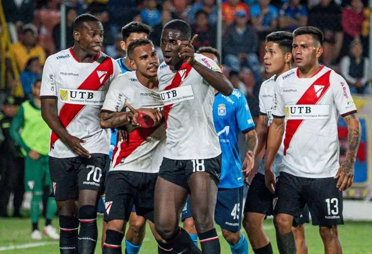 Momento en el que Caicedo (18) se retiraba de la cancha en Montero. Foto: APG