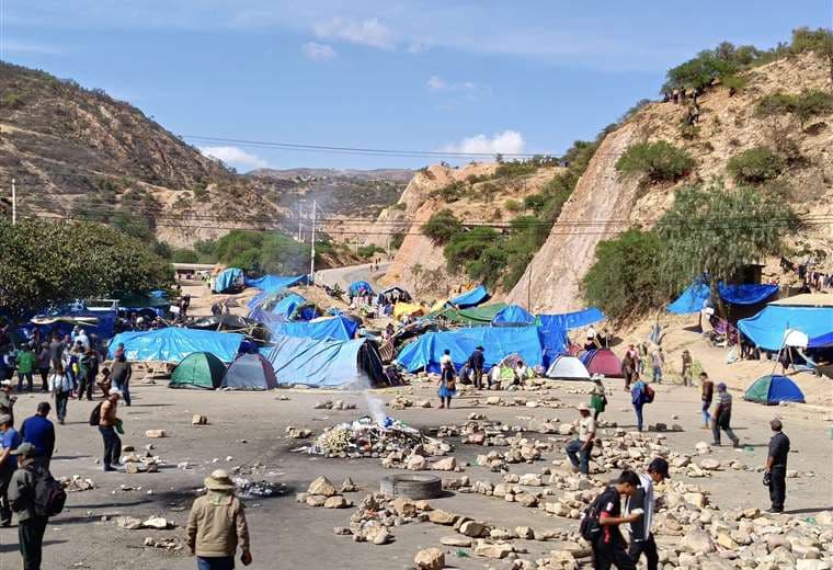 Sexto día de bloqueo evista: colonizadores de Yungas se van a sumar desde el lunes y Policía desbloquea Caracollo