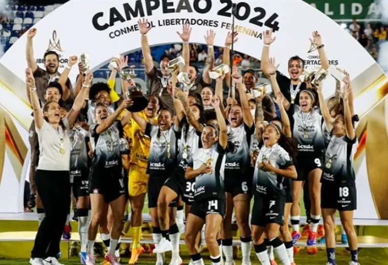 Las jugadoras del Corinthians festejan con el trofeo en mano. Foto: APF