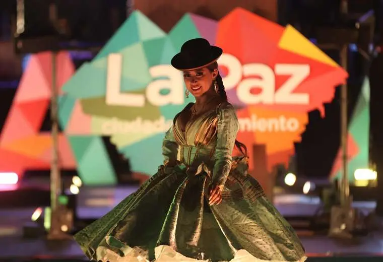 Homenajean a la emblemática chola paceña con un desfile de modas a cielo abierto