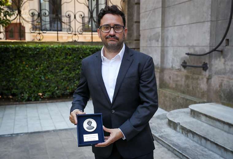 El cineasta español Juan Antonio Bayona posa con la medalla Delmira Agustini. EFE