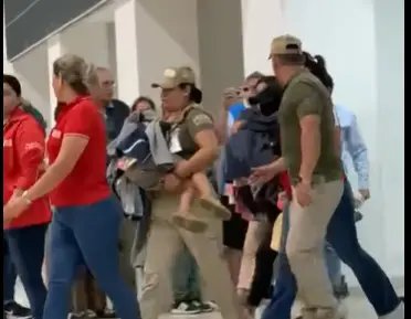 Las niñas llegaron a Santa Cruz en un vuelo comercial