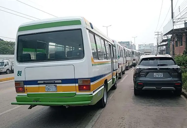 Se inicia otra semana con pocos micros en las calles cruceñas y largas filas en los surtidores 