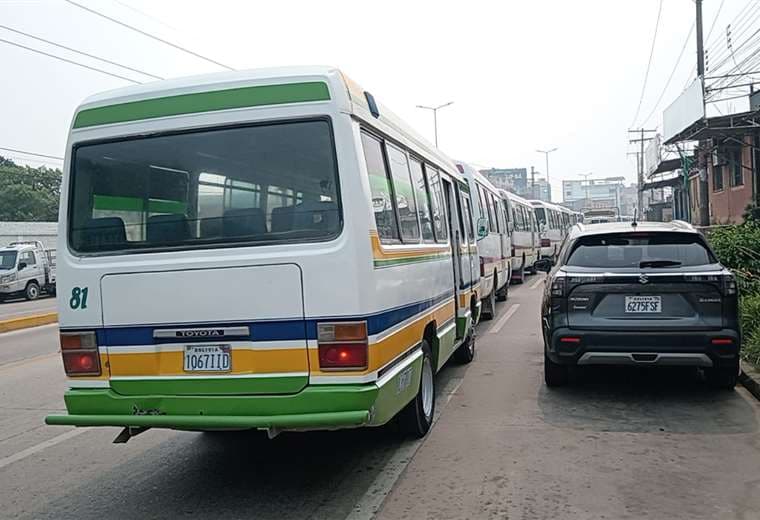 El transporte público opera con solo el 50% de sus unidades debido a las largas filas en los surtidores 